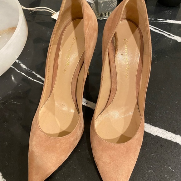 Nude pumps